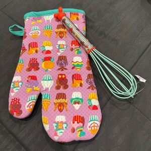 Mickey Mouse and Friends
Cupcake Oven Mitt and Whisk Set - Mousewares